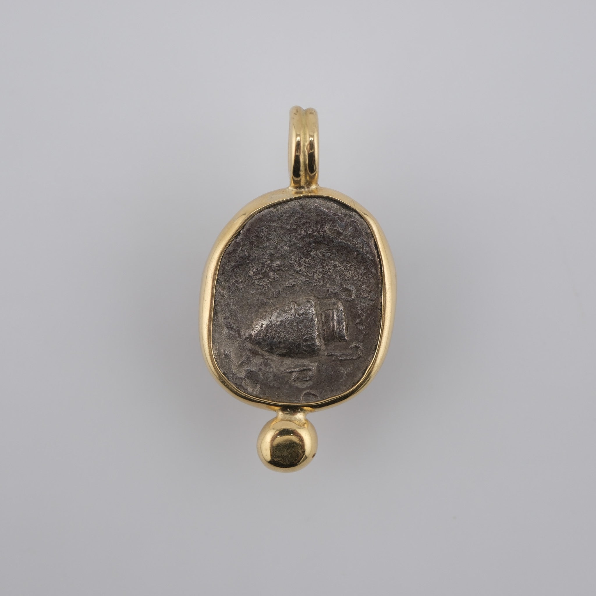 Boeotian Shield & Amphora in Gold