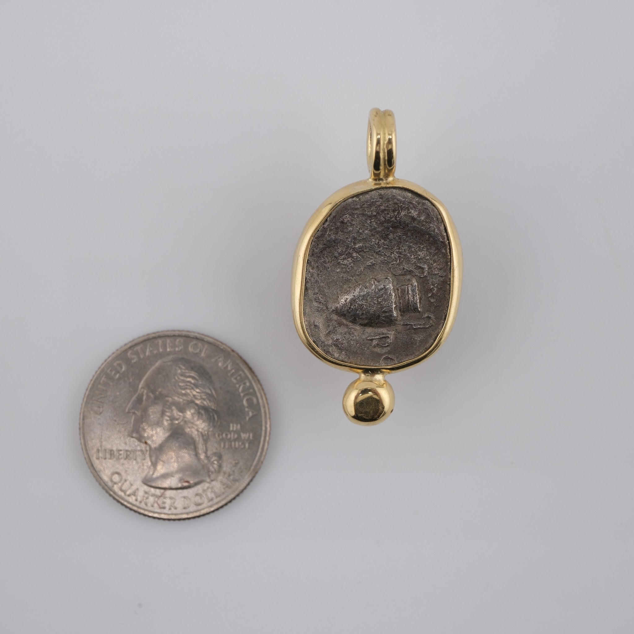 Boeotian Shield & Amphora in Gold