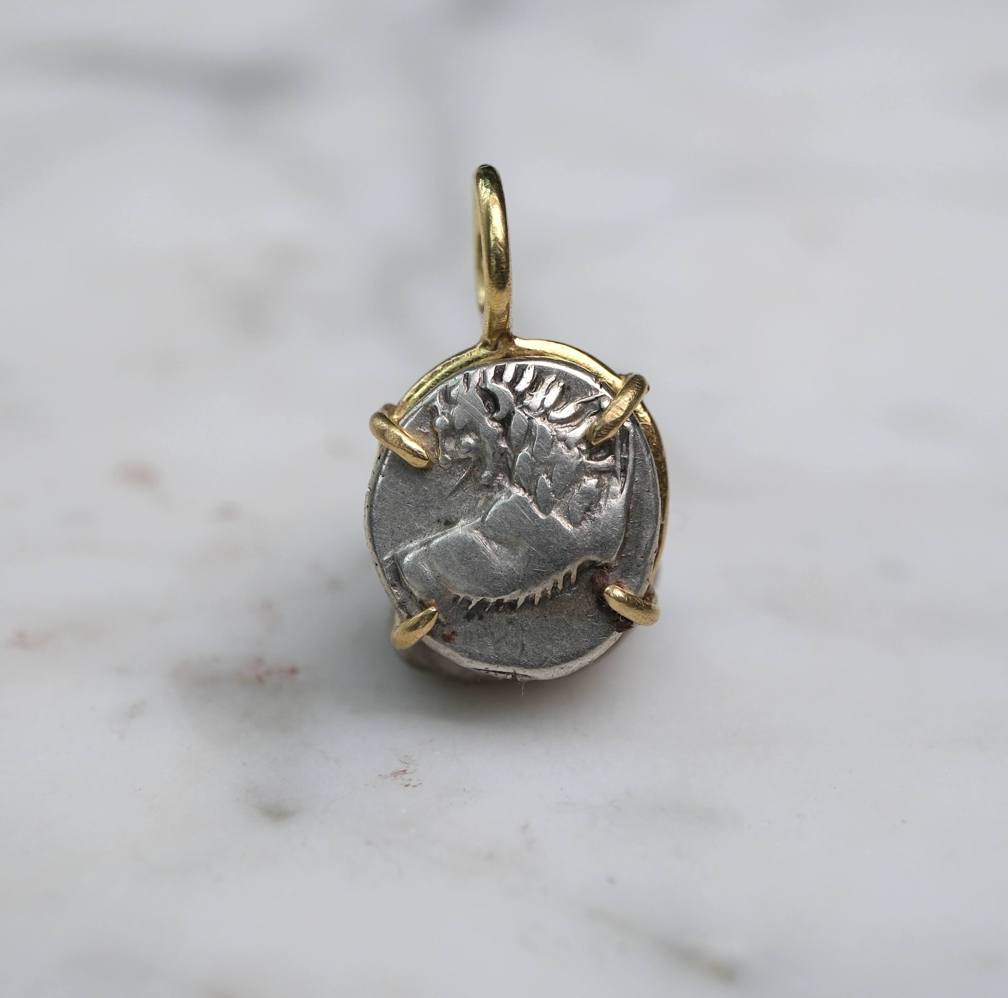 Lion and Pattern in 18k Gold