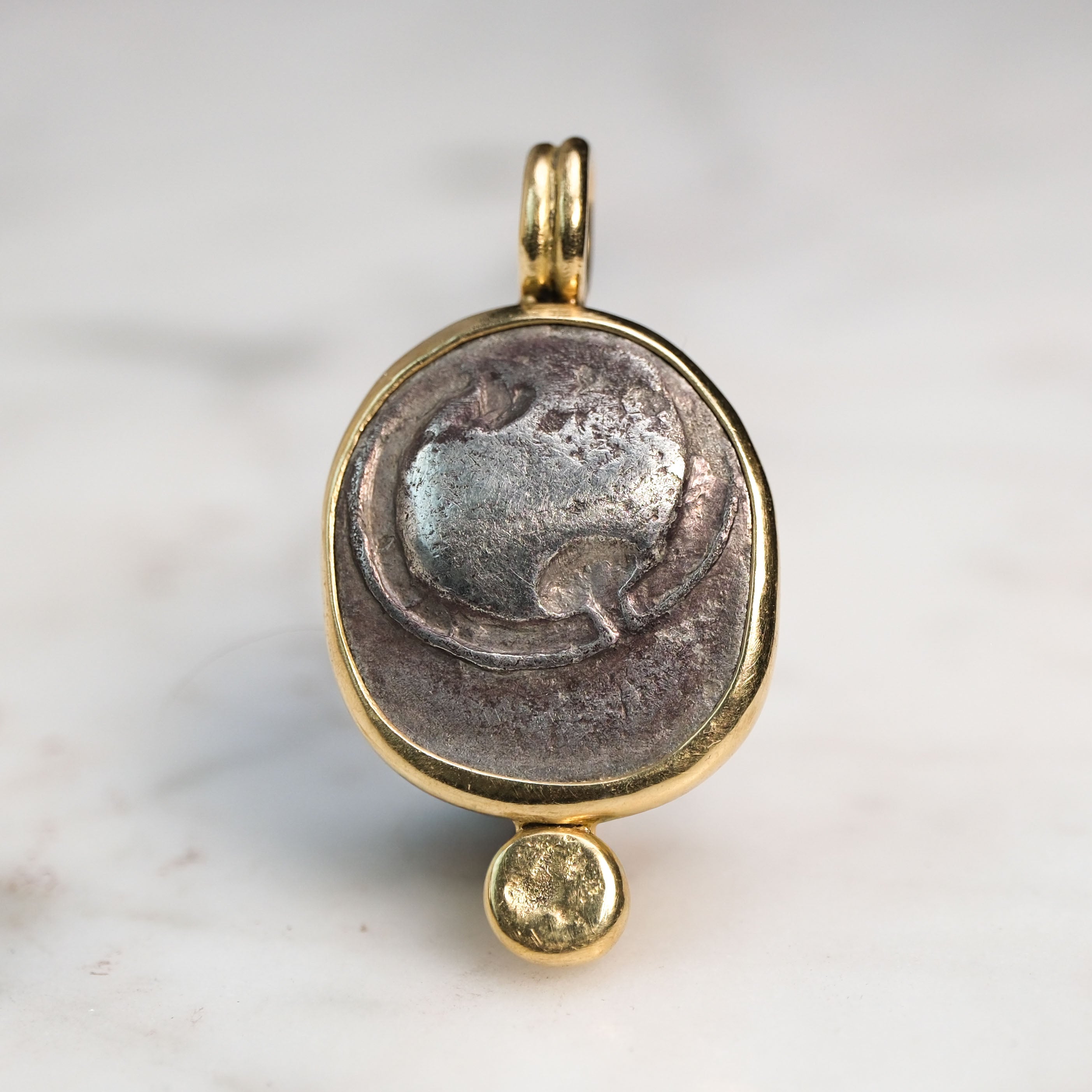 Boeotian Shield & Amphora in Gold