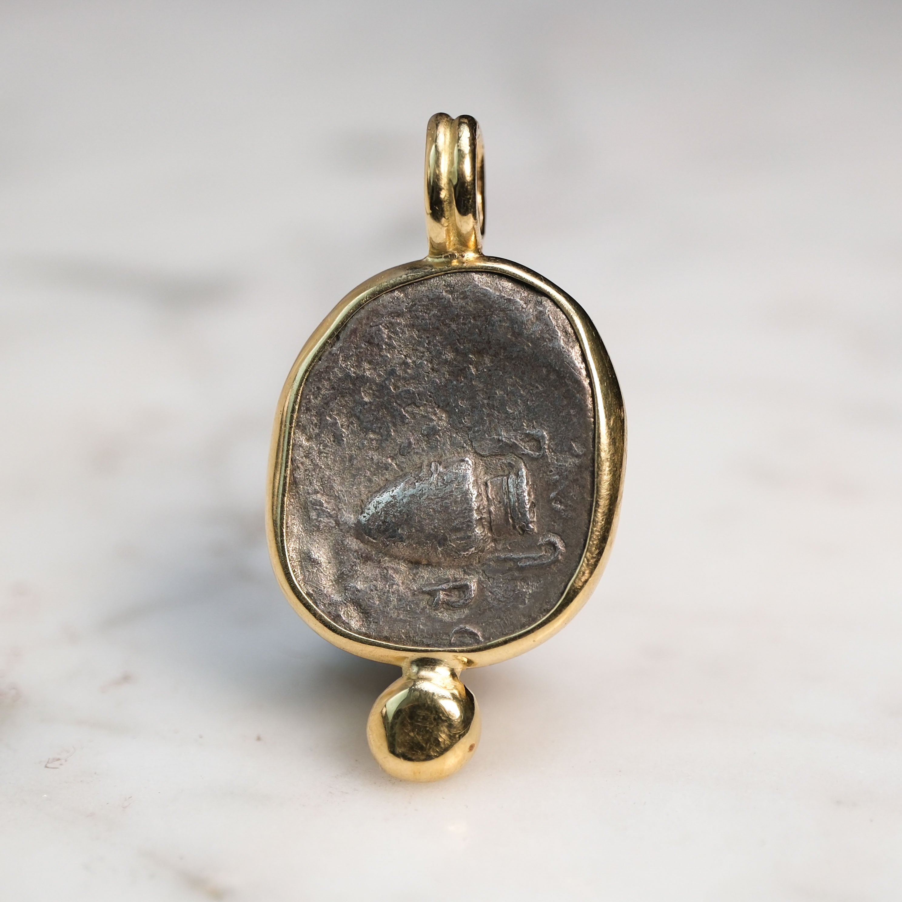 Boeotian Shield & Amphora in Gold