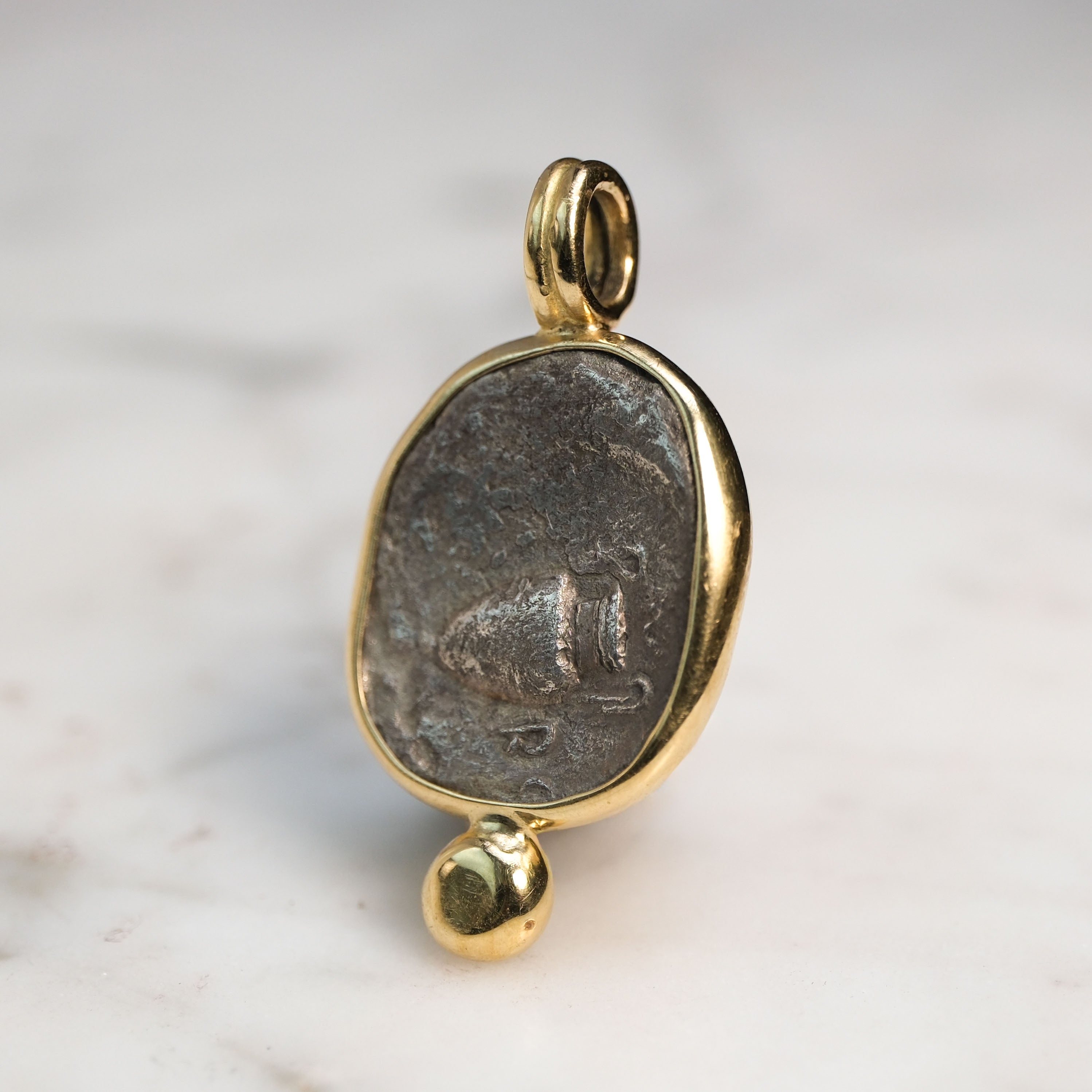 Boeotian Shield & Amphora in Gold