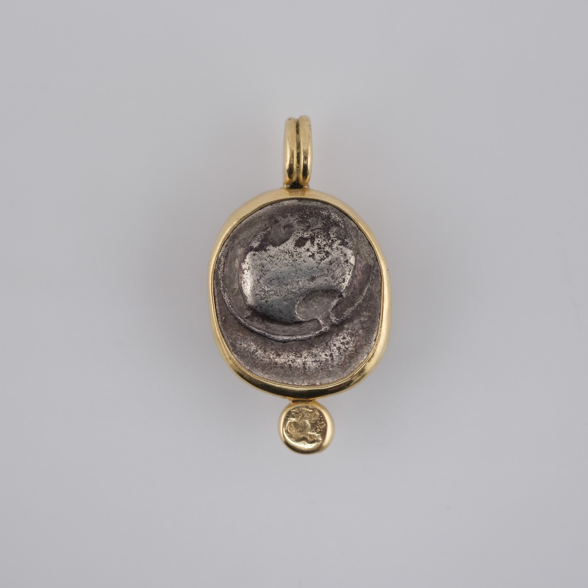 Boeotian Shield & Amphora in Gold