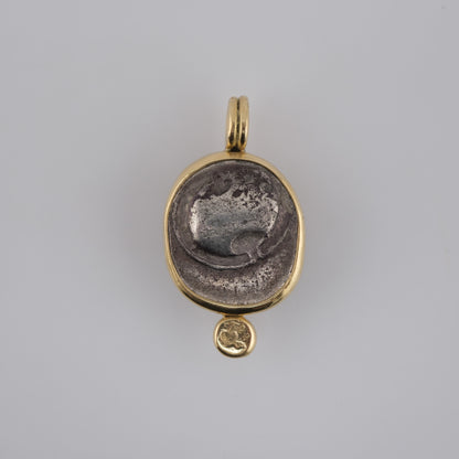 Boeotian Shield & Amphora in Gold