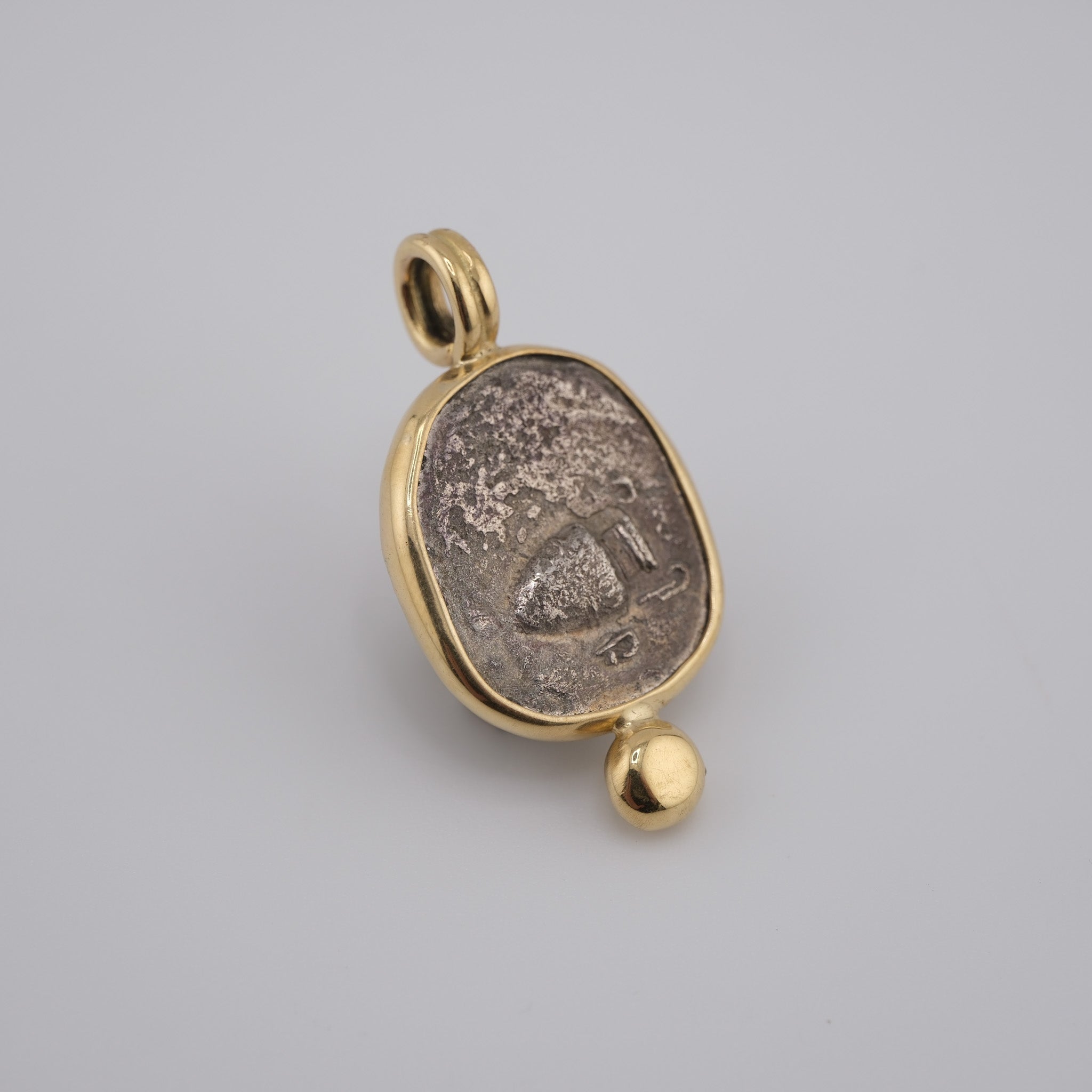 Boeotian Shield & Amphora in Gold