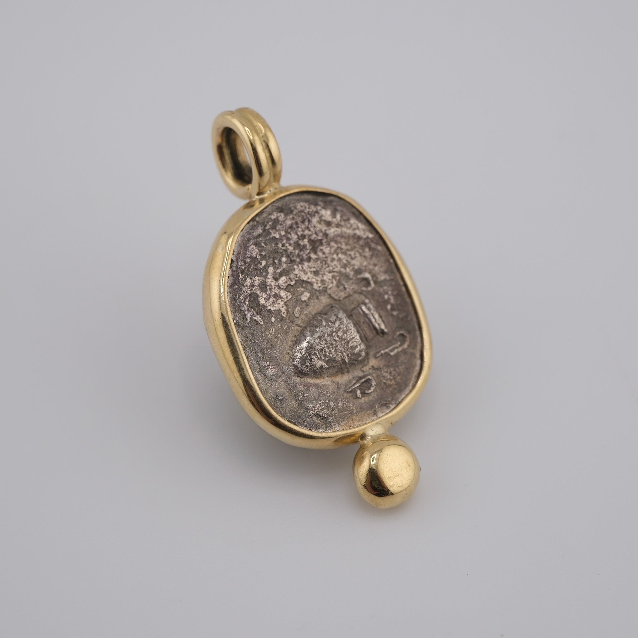 Boeotian Shield & Amphora in Gold