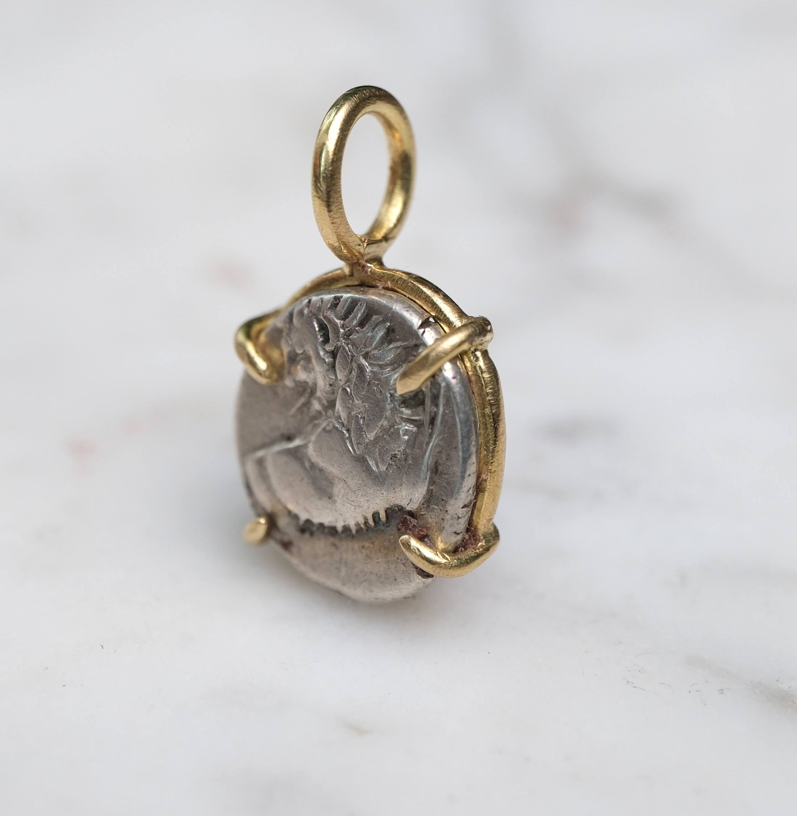 Lion and Pattern in 18k Gold