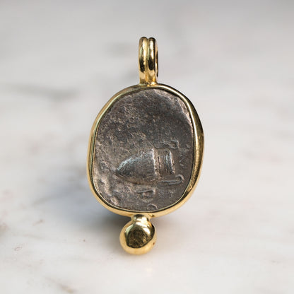 Boeotian Shield & Amphora in Gold